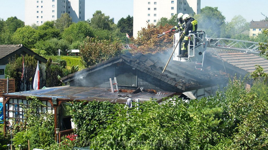 Gartenlaube in Vollbrand Koeln Poll Im Gremberger Waeldchen P244.JPG